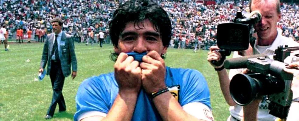 diego maradona besa camiseta
