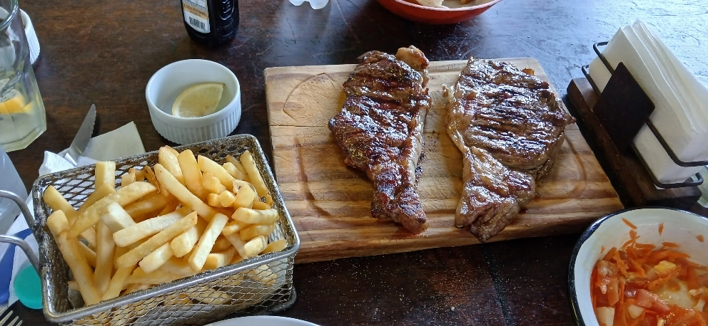 Bife, papafritas y mixta. Viva el bodegón.